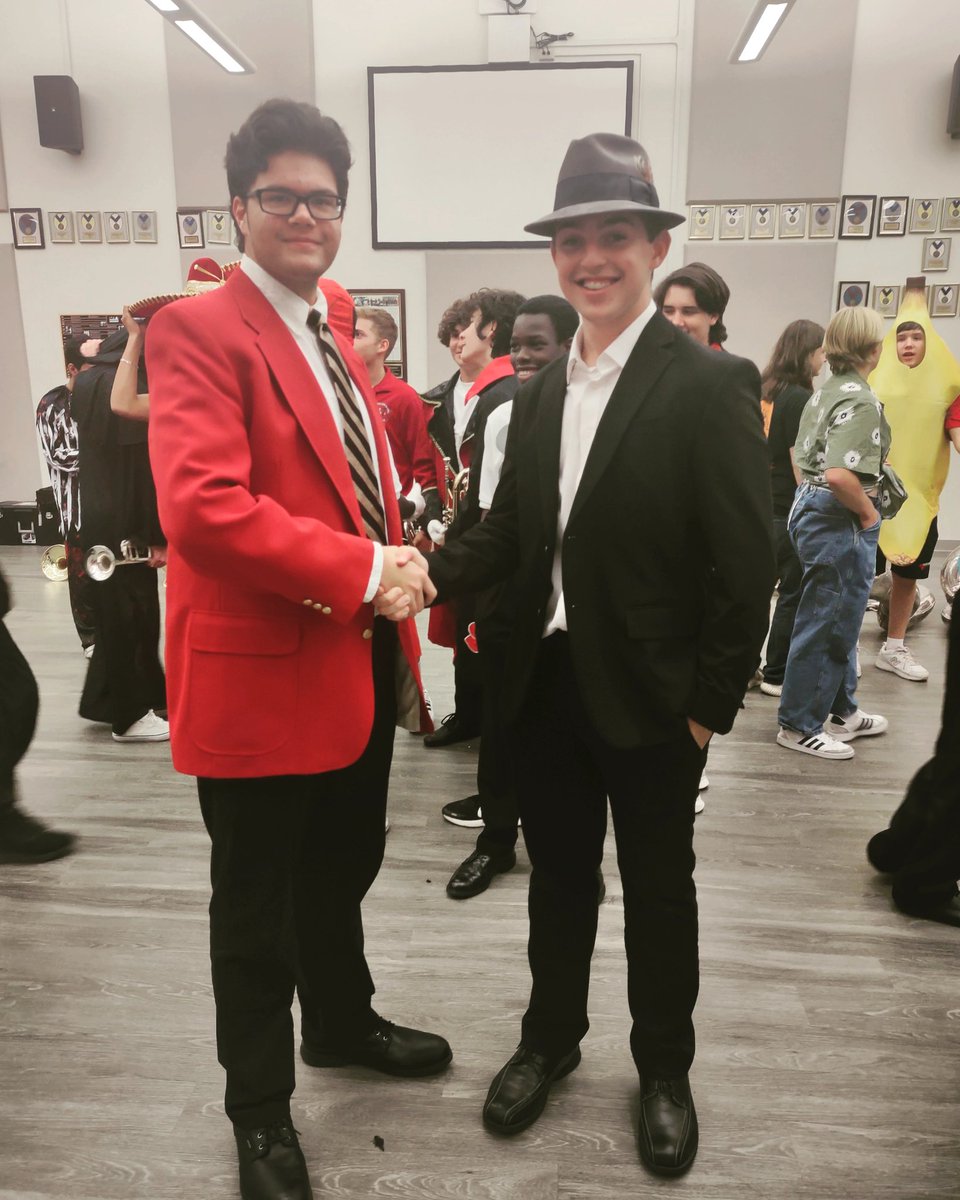 high_veroband's tweet photo. More pics from costume fun! #msbandconcert ππΊπ΅β€οΈ https://t.co/T622CWtihR