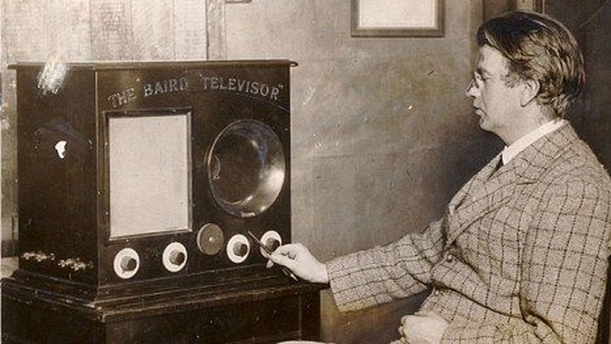 DaiELeon's tweet photo. La primera vez que apareció algo en una pantalla de televisión fue el 26 de enero de 1926. La protagonista era la marioneta del inventor, John Logie Baird.
@jcoreadg https://t.co/58UJA31PTN