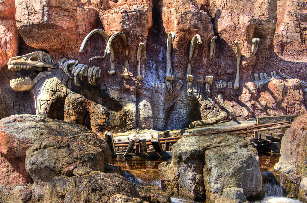 LBTLPodcast's tweet photo. I'm attempting a life restoration of the Big Thunder Mountain dinosaur and I think I've revolutionized our understanding of tyrannosaurid evolution. https://t.co/RyblIMAjml