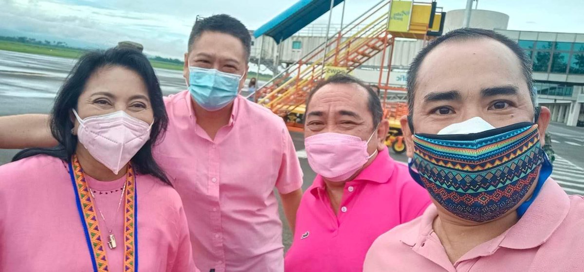erintanada's tweet photo. Now in Bacolod with VPLeni. Bacolod, Negros Occ was the first city/province she visited after she declared her candidacy in 2015 for Vice President. I was fortunate to accompany her in that 1st visit. VPLeni is now on her journey to the Presidency. #LeniKiko2022 #LabanLeni2022 https://t.co/irUZVDRtuV