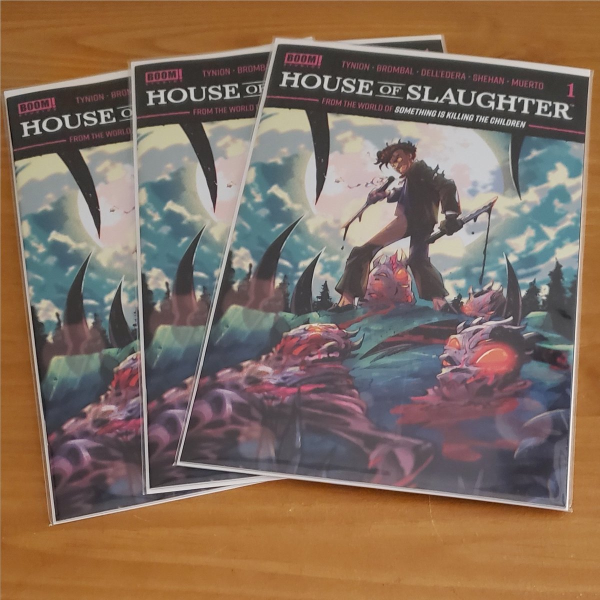 📦 Thursday #mailcall House of Slaughter #1 Tiny Onion variant! 

#TheHoo7igans #comicbooks #houseofslaughter #siktc #indiecomics #BoomStudios #boomcomics #variantcover #comiccover #tinyonion #jamestynioniv #wertherdelledera #tatebrombal #chrisshehan #horrorcomics #horrorstories
