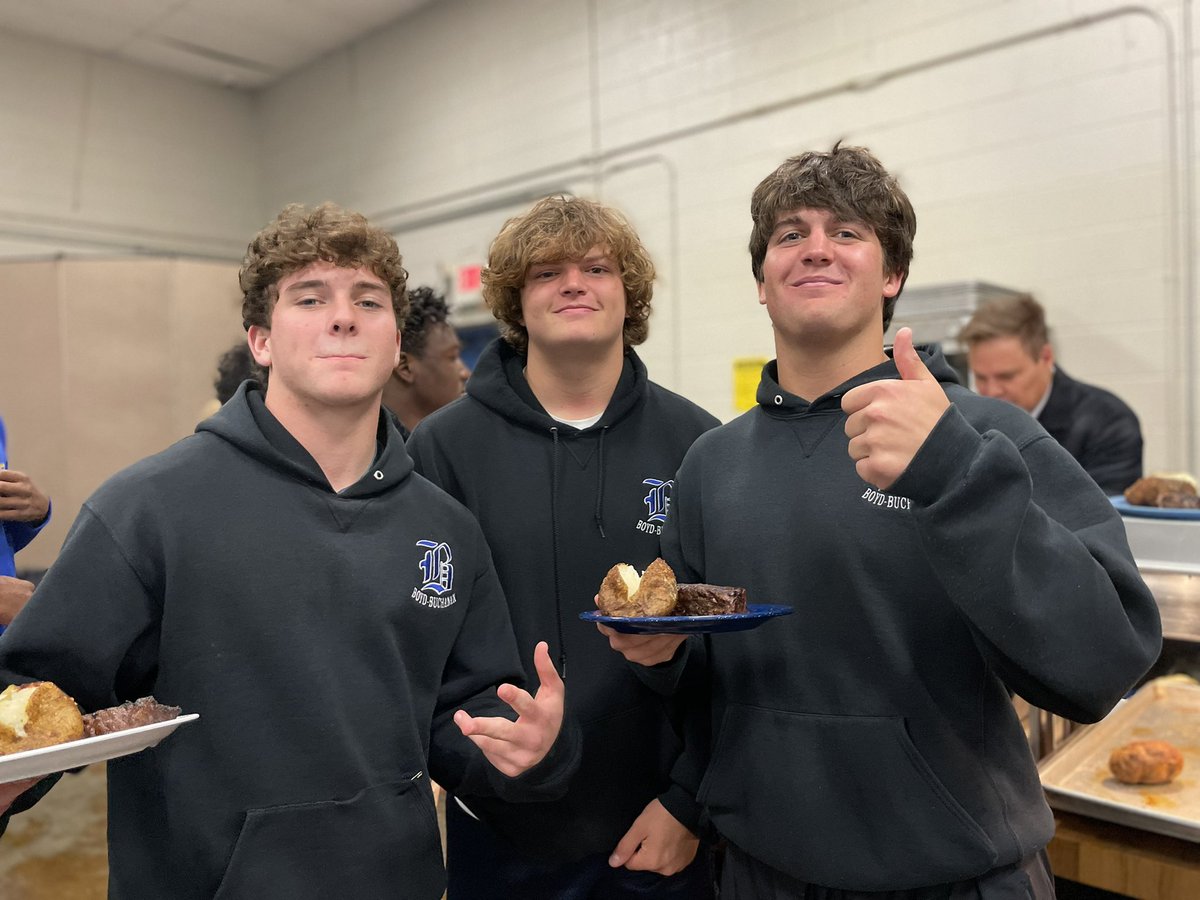 BBSfootball's tweet photo. Playoffs means Steak Dinner! Special thanks to all the moms & dads who help make this night amazing! #weareBBS #BEATcpa #ONE68 https://t.co/QsqH2GuIM4