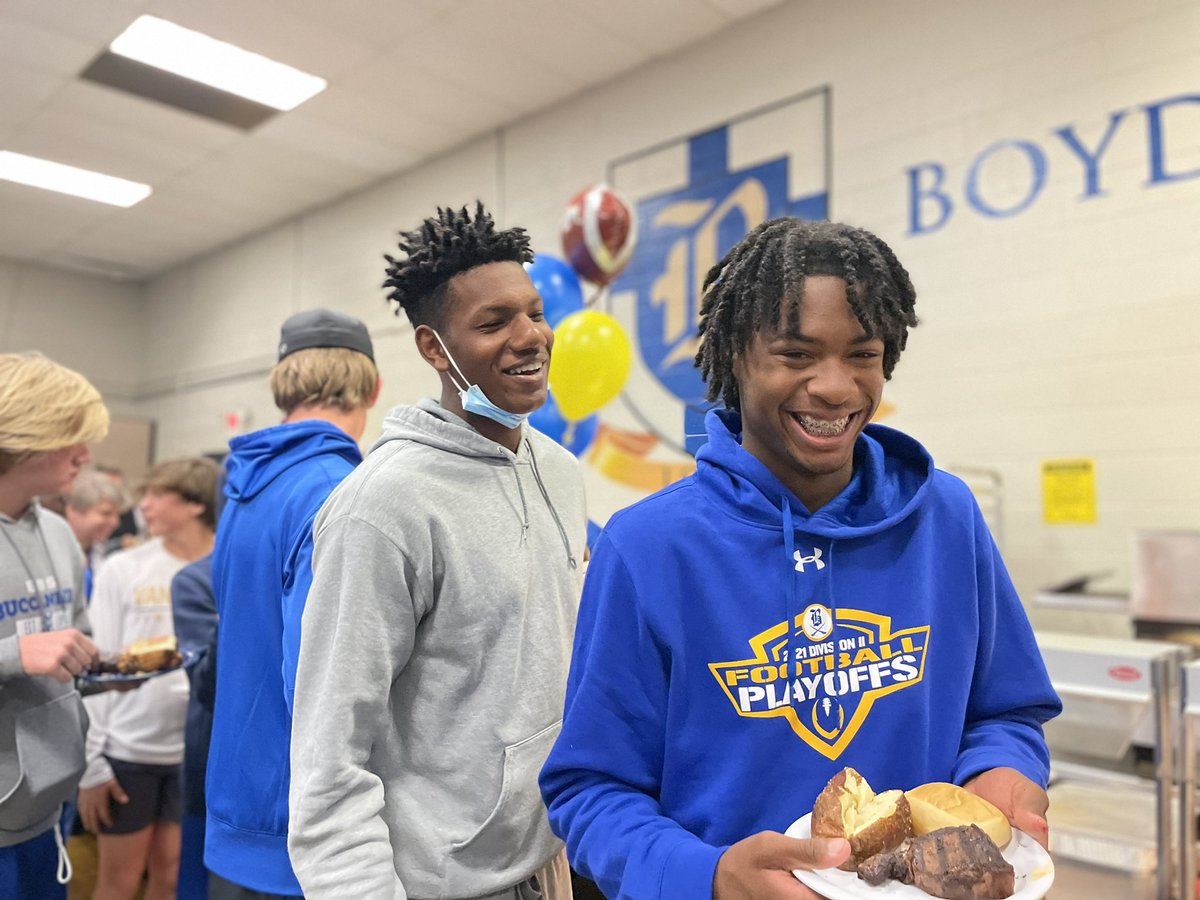 BBSfootball's tweet photo. Playoffs means Steak Dinner! Special thanks to all the moms & dads who help make this night amazing! #weareBBS #BEATcpa #ONE68 https://t.co/QsqH2GuIM4