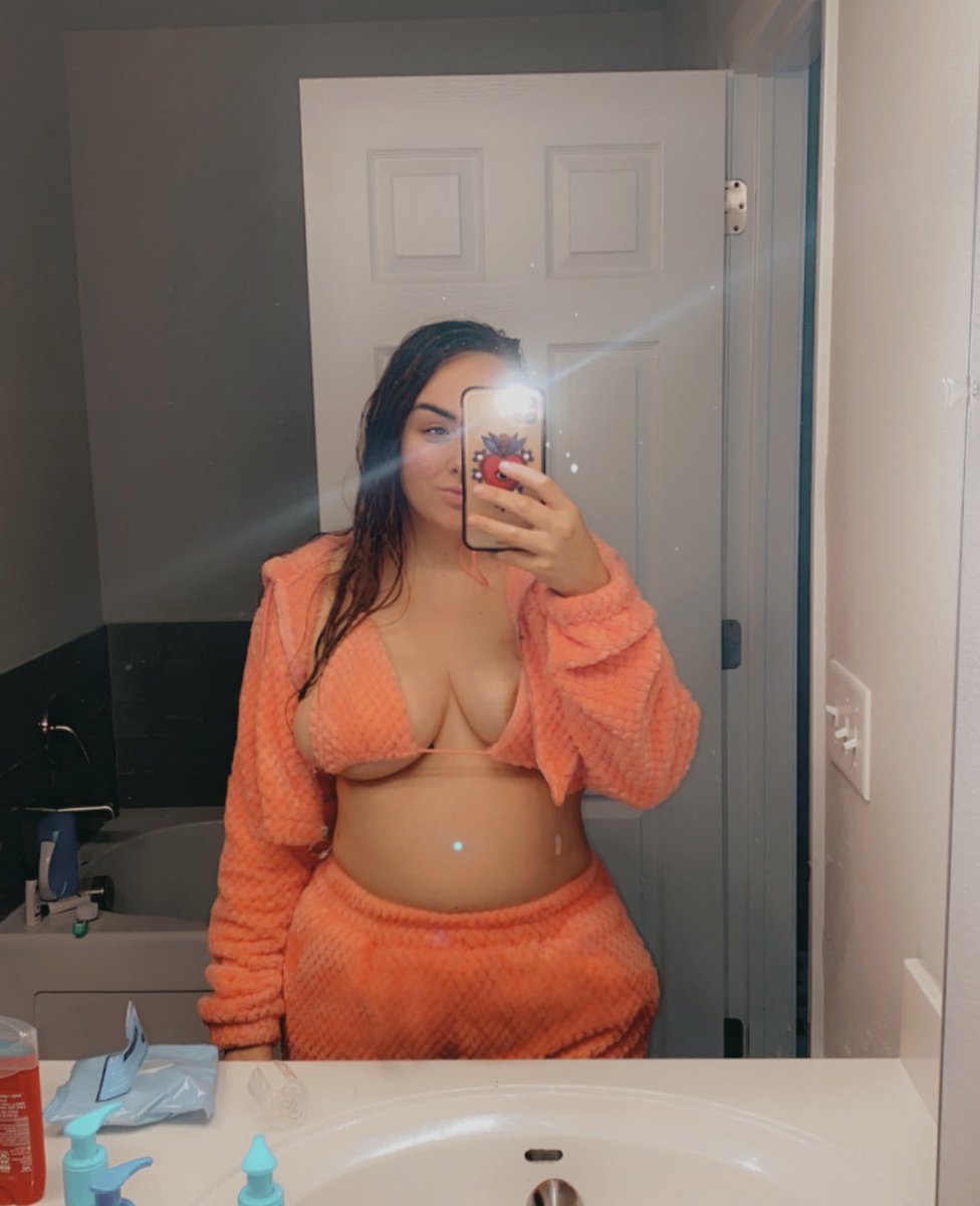 mujerconcurvas's tweet photo. Volví 🥵 https://t.co/4VII2GrTh0
