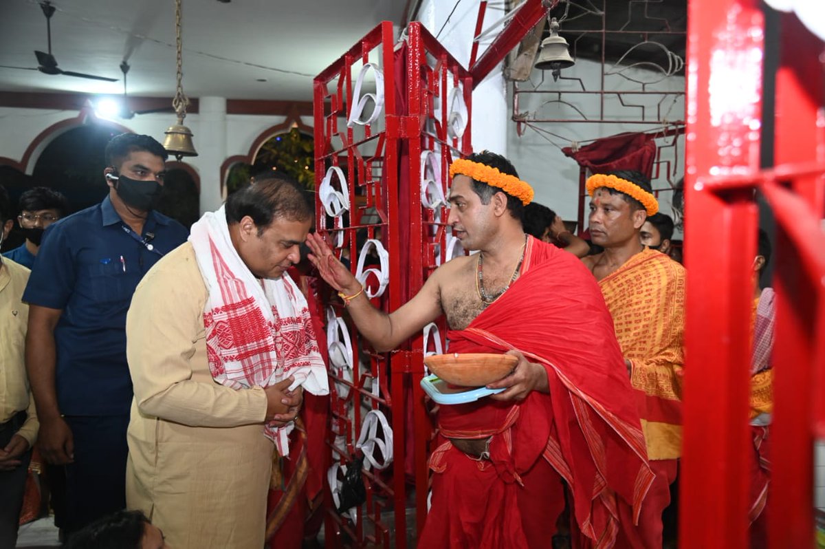 himantabiswa's tweet photo. Offered prayers to Maa Kali, along with my wife @rinikibsharma and daughter Sukanya last night at Sarbojanin Kali Puja at Natun Sarania Gandhi Basti Rajohua Kali Mandir, Guwahati.

Sought blessings from Maa to bestow us all with good health and happiness. https://t.co/rB6Uw2IQNr
