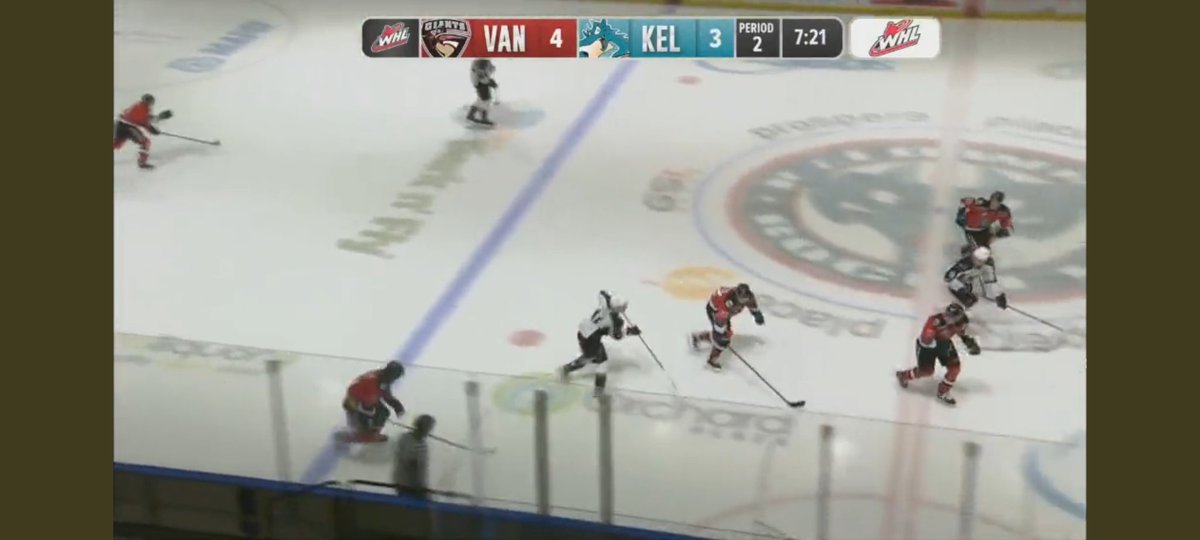 DoIt4TheChirp's tweet photo. @BruinsNetwork Such a tight window and a stick in the lane. This required a perfect pass and Lysell said "Challenge Accepted" https://t.co/2x5EfNRecx