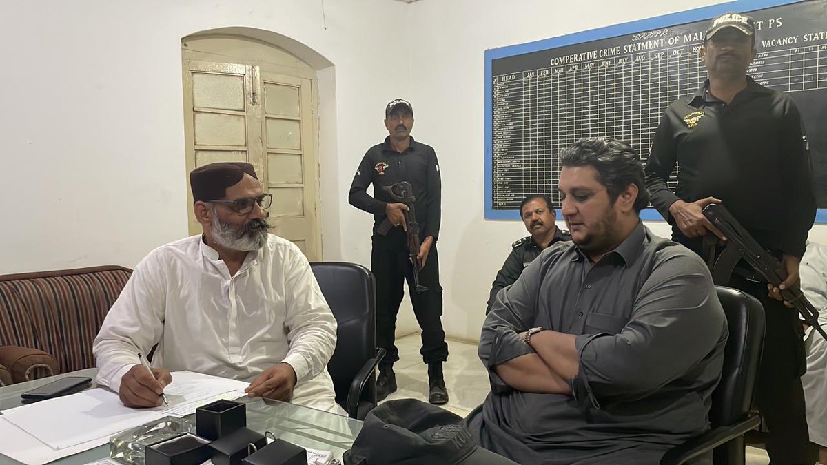 PanhwarFarida's tweet photo. سوشل میڈیا کی طاقت کا اندازا کرو ۰ جن وڈیروں اور سردارو سے ملک کا قانون نہیں لڑ پایا ان کو ٹوئٹر اور فیس بک کی طاقت نے گھٹنے ٹیکنے پر مجبور کر دیا۰ ناظم کے قاتل کی یہ تصویر  سردارو اور وڈیرو کو اپنی طاقت  کے استعمال سے پہلے سوچنے پر ضرور مجبور کری گی۰ #justicefornazimjokhio https://t.co/GT4SkPFtCl