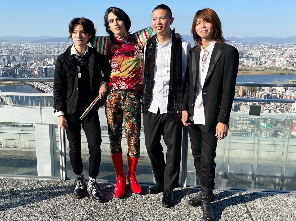 OsakaFashionArt's tweet photo. 【 映画公開記念MV 】
映画『スターダスト』の公開を記念した応援MV公開！！☆
大阪ファッションアート専門学校では衣装制作・撮影・編集に協力させていただきました！😊💻👢

ぜひ映画公式サイトをチェックして下さいね！🎞
https://t.co/jjiCq8Y8Pq

#デヴィッド・ボウイ 
#ジギースターダスト https://t.co/XWF6mbNWNh