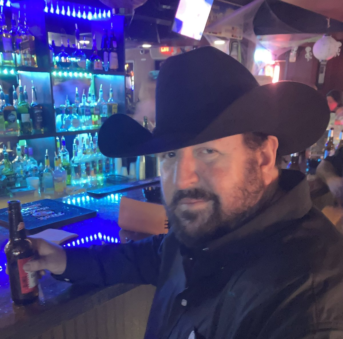 shortj75's tweet photo. @colehauser @Yellowstone @EmersonMiller Just having a beer and waiting for Season 4 https://t.co/yKxkkewVdx
