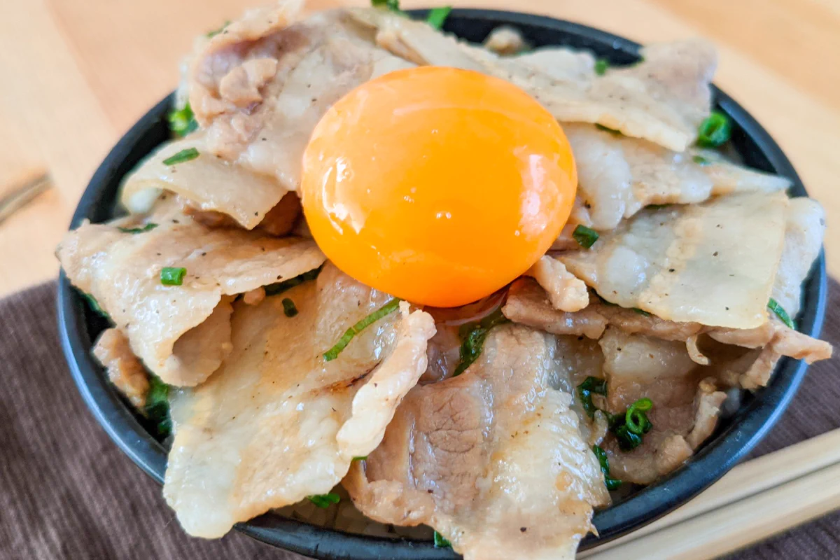 最高の味に仕上がる？！豚バラ肉×ポン酢の組み合わせがとっても美味しそうな、丼ものレシピ！