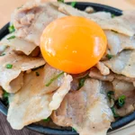 最高の味に仕上がる？!豚バラ肉×ポン酢の組み合わせがとっても美味しそうな、丼ものレシピ!