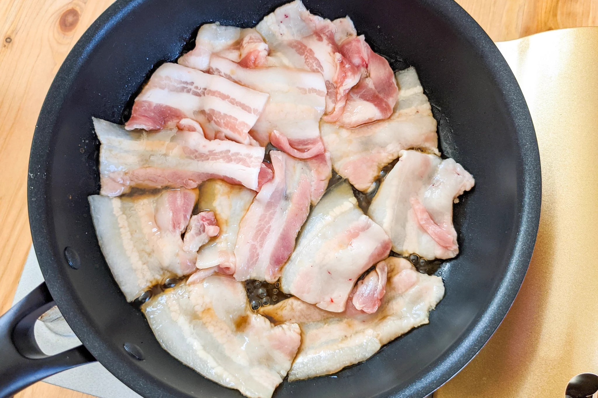 最高の味に仕上がる？！豚バラ肉×ポン酢の組み合わせがとっても美味しそうな、丼ものレシピ！