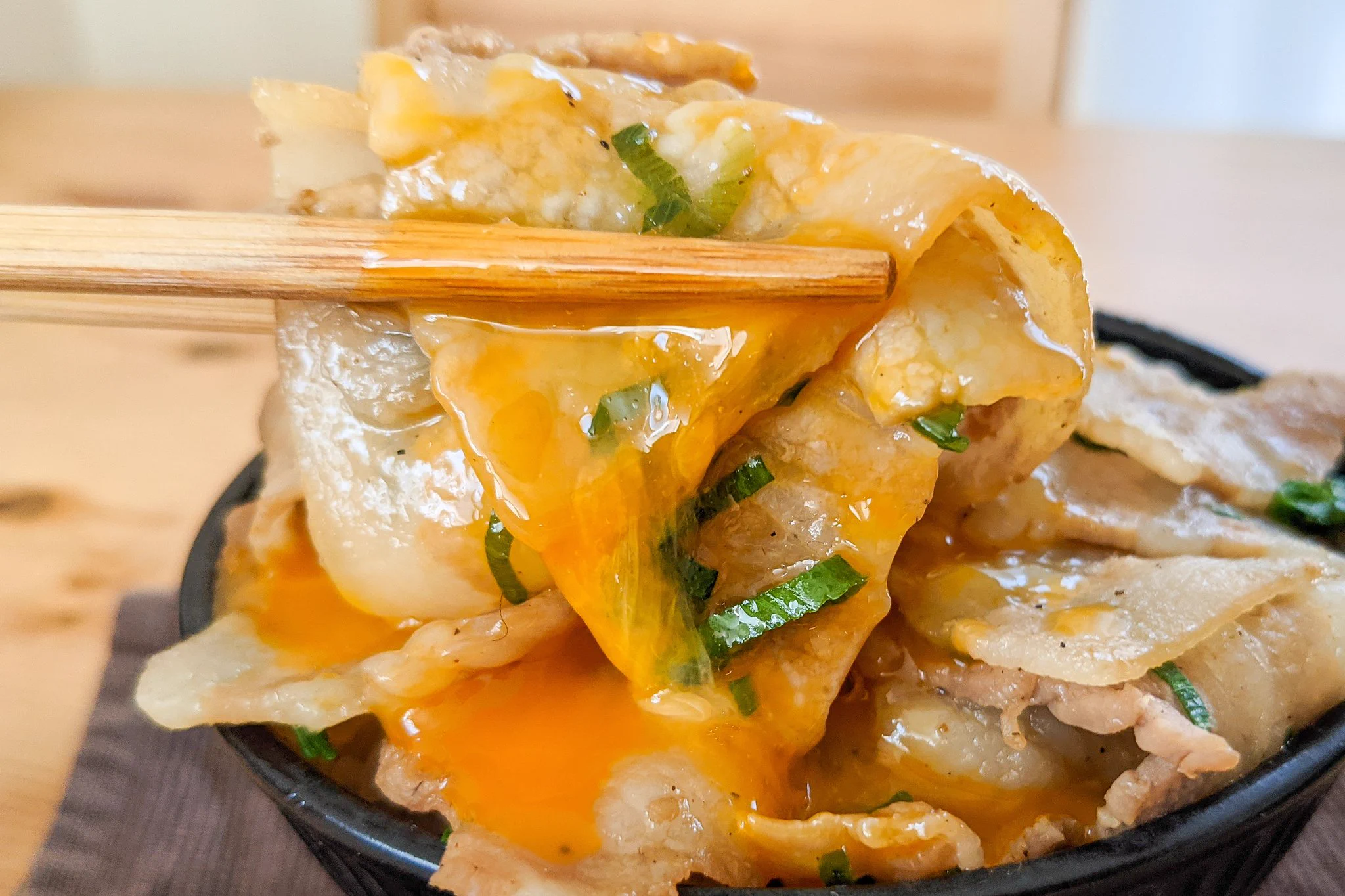 最高の味に仕上がる？！豚バラ肉×ポン酢の組み合わせがとっても美味しそうな、丼ものレシピ！