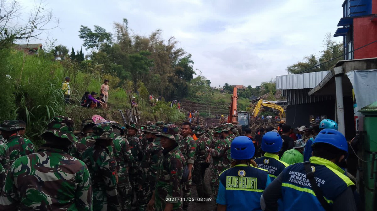 endykurniawan's tweet image. #bluehelmet Jawa Timur telah tiba sejak Jumat (5/11) pagi jam 02.00 di lokasi bencana banjir bandang Batu, Malang.

Selanjutnya berkoordinasi dengan pihak terkait untuk penanganan, melakukan pendataan dan melakukan evakuasi.