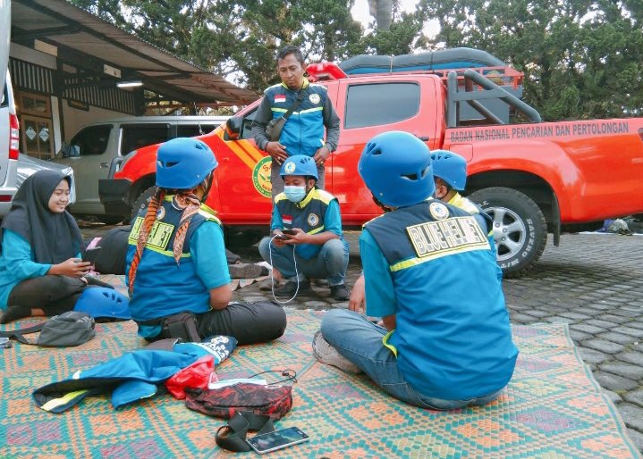 endykurniawan's tweet image. #bluehelmet Jawa Timur telah tiba sejak Jumat (5/11) pagi jam 02.00 di lokasi bencana banjir bandang Batu, Malang.

Selanjutnya berkoordinasi dengan pihak terkait untuk penanganan, melakukan pendataan dan melakukan evakuasi.
