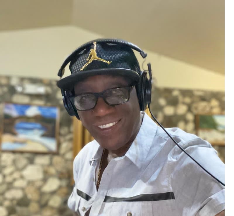 IRIE_FM's tweet photo. #GTTaylor is on the #IRIEFM airwaves right now with #ActionTrack on #the107s!! #DancehallMaster #GTTaylor #GTDancehall IG: @gt_taylor_ FB: https://t.co/7gDN2wKPe5 Twitter: https://t.co/jtDiYwoyk8 https://t.co/umJxKwddUw