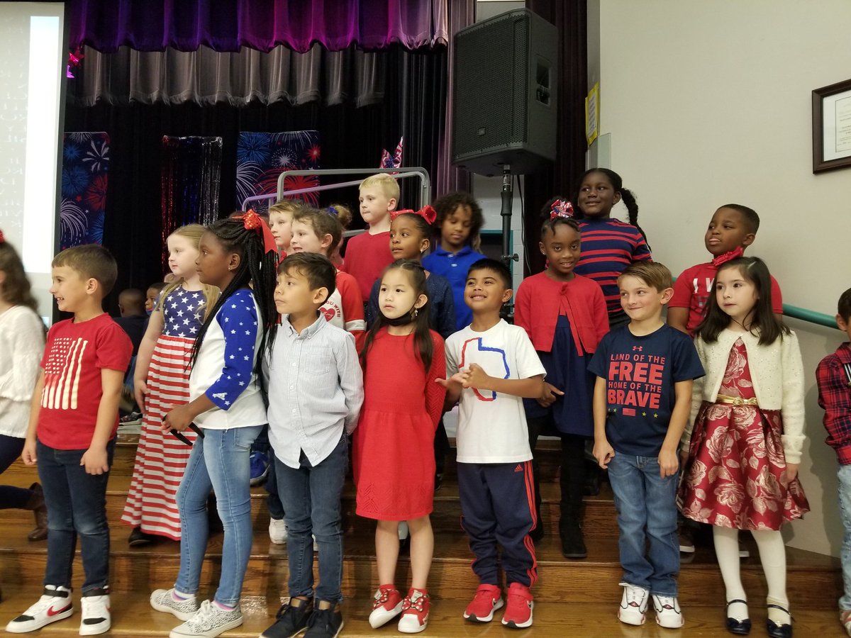 mrsconry's tweet photo. The lovely, talented @MBE_MUSIC did it again! The performance tonight was absolutely beautiful. β€πΊπΈ Way to go 1st grade, SO very proud of you! #mbebears2020 @HumbleISD_MBE https://t.co/Ll0a9gDQBT
