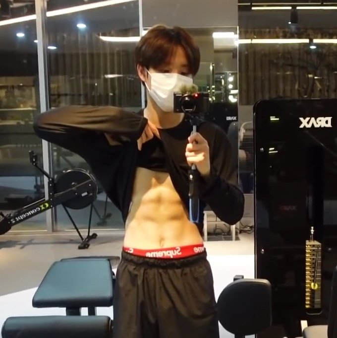 ptrcmbihoon's tweet photo. HE REVEAL HIS ABS?!?! HOLD ON JIHOON—😳

#트레저지훈 #JIHOON #지훈 #트레저 #ジフン @treasuremembers https://t.co/NazDmxS9El