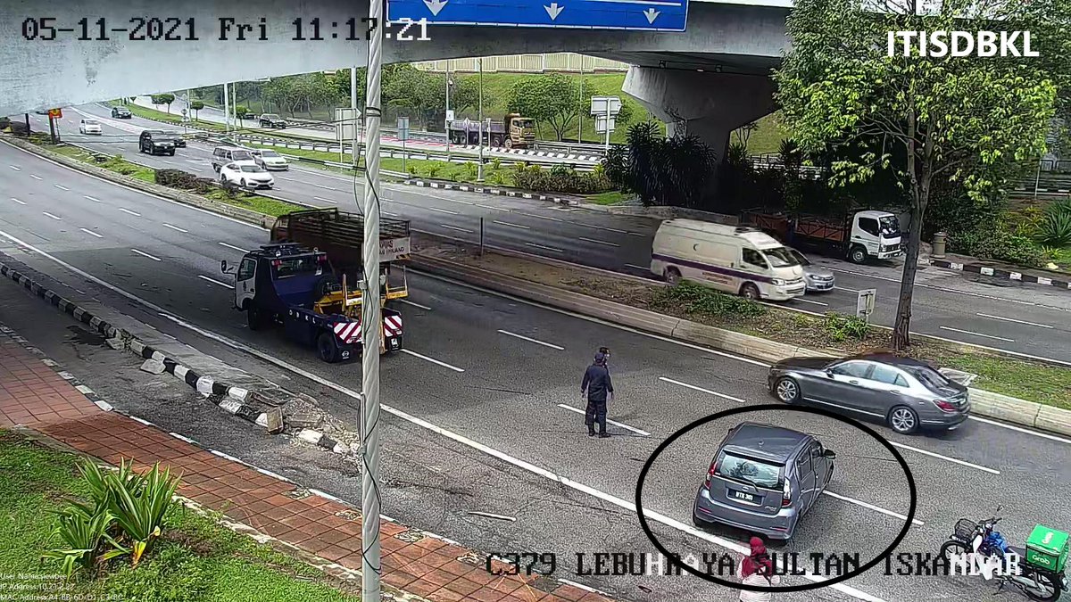 KLCCC_DBKL's tweet photo. Lebuhraya Sultan Iskandar : Kemalangan kereta terbabas di bawah Ramp Parlimen menghala ke Jalan Damansara. Lorong kiri terhalang. Tunda DBKl di lokasi. Trafik perlahan menghampiri lokasi. #kltu https://t.co/5hVZGKbRhD