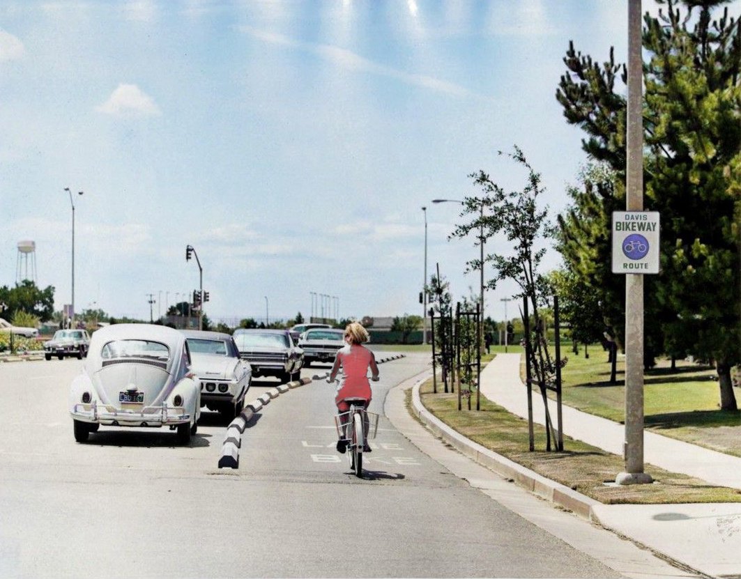 iBikeSafe's tweet photo. Sycamore Lane, Davis, California - 1967. Colorized.

That's right, a parking-protected bike lane in 1960's America.

Photo @CityofDavis https://t.co/KOL0RlSImF