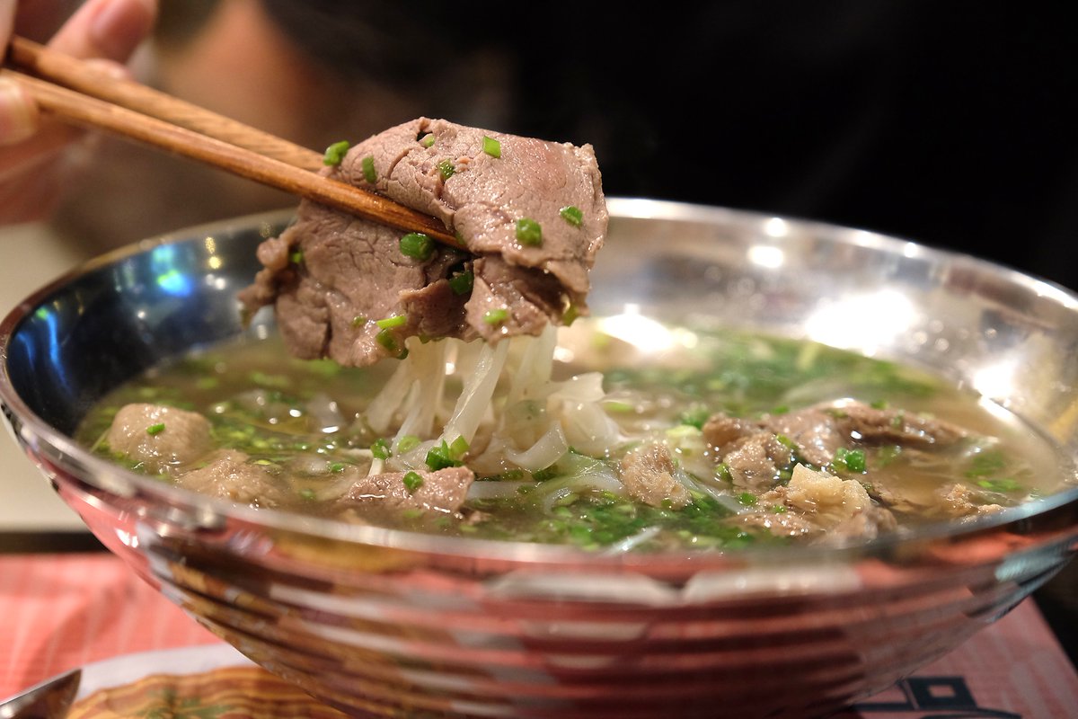 ChowTraveller's tweet photo. I've had some good bowls of pho in Bangkok but nothing I'd want to claim as "the best pho in Bangkok". Until now. 

Pho Aroi has all the others beat and is worthy of the highest praise. Their pho is phenomenal in taste, in proportion, and in value.

https://t.co/DOYXsrrNlX https://t.co/G06OlzcMRg