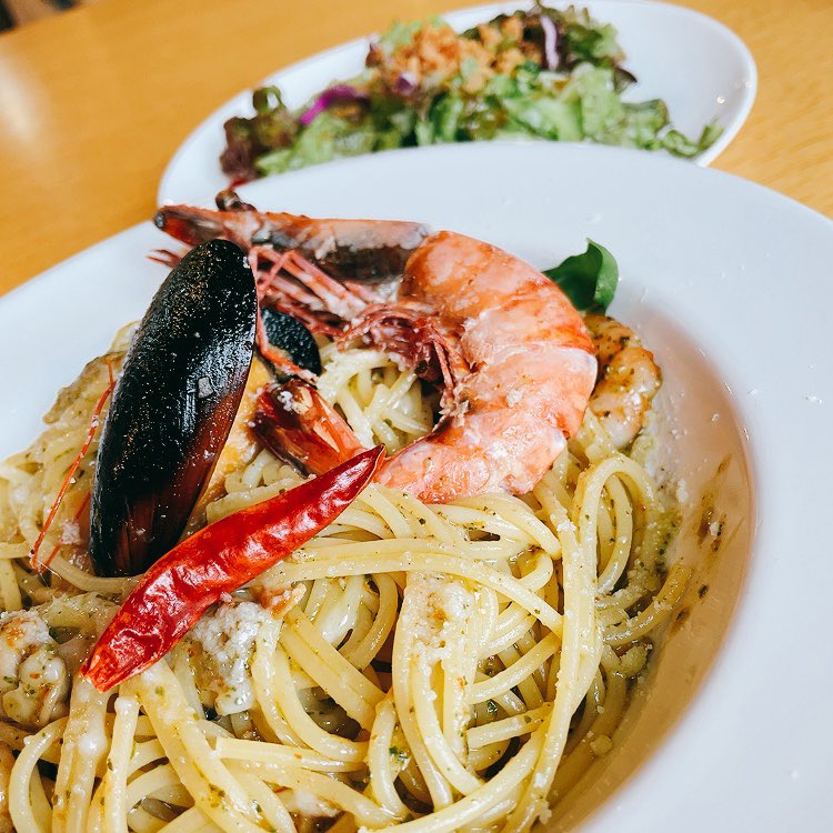 kon_Fragilemind's tweet photo. メニューの多さは圧巻‼️
ここはスイーツ王国か⁉️
パスタ食べてデザートは充実パフェメニューの中から桃パフェ🍑☺️🎶

https://t.co/xuiUBxT7MV

【minamoto cafe】さん🌟

#諏訪市
#カフェ
#cafe 
#パフェ
#パスタ https://t.co/Nrg42hpm3C