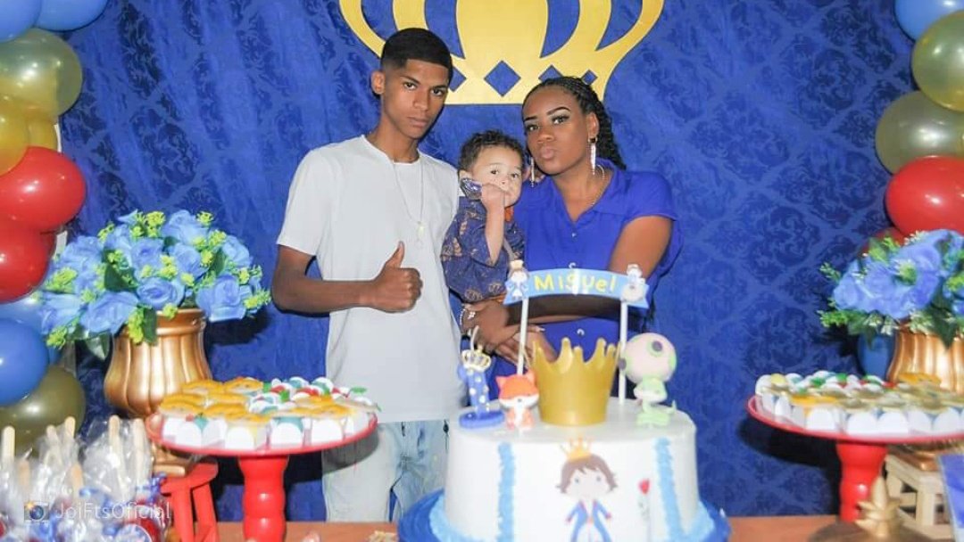 Cay_rss's tweet photo. Parabéns hoje vai pro meu primão🤜🏽❤🤛🏽 papai do meu filho 🥺👨‍👩‍👧 que Deus te abençoe e sempre te amo obrigada por tudo tmj smp🤝🏽 e além de ser seu aniversário também é da sua mãe que é minha tia, uma mãezona pra mim amo vcs , que venham + e + anos pela frente🥳🥳🥳 https://t.co/bEhszkB36Z