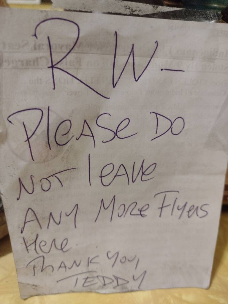 TeddyorBiff's tweet photo. "A painted message" in front of the synagogue?
This former eco-activist has now devolved into antisemitic graffiti in front of synagogues, distributing flyers defending it, and attacking the Jewish Community. ZRW left this on my front door, which has a mezuzah next to it. https://t.co/psEuiVyTgg