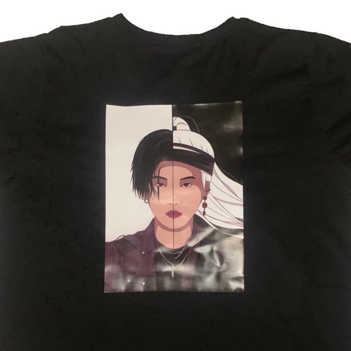 CrazeCore's tweet photo. 𝗗𝗮𝗲𝗰𝗵𝘄𝗶𝘁𝗮 𝘅 𝗜𝗻𝘁𝗲𝗿𝗹𝘂𝗱𝗲: 𝑆ℎ𝑎𝑑𝑜𝑤 "𝐈 𝐰𝐚𝐧𝐧𝐚 𝐛𝐞 𝐦𝐞" finally out and available to order! 

First 5 shirts will have ✨𝐅𝐫𝐞𝐞𝐛𝐢𝐞𝐬✨ included!

So grab yours now until stocks last! 

#yoongicore #smallbusiness #btsxarmy #crazecore https://t.co/hjFvtbxkZX