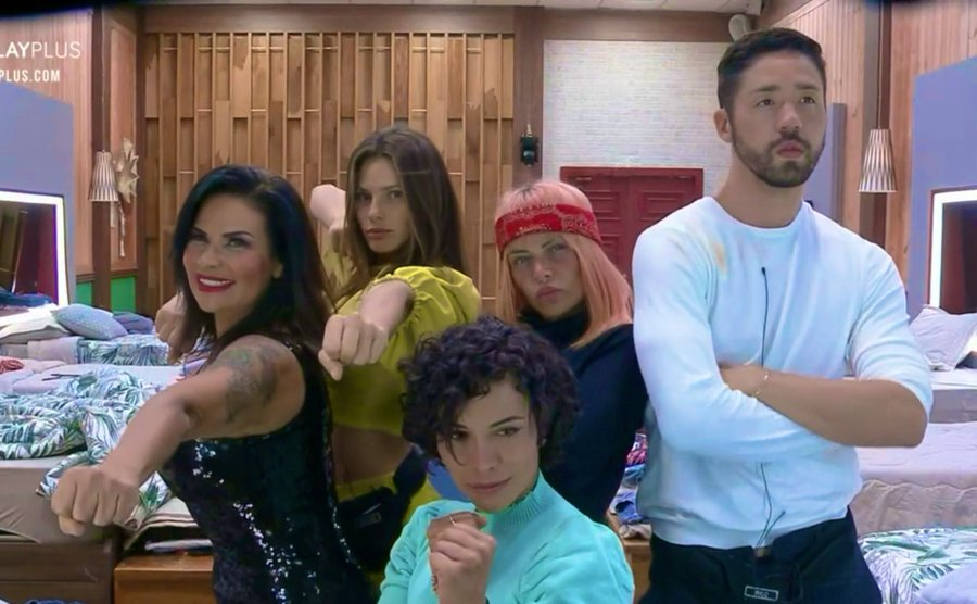 ZAMENZA's tweet photo. Todos sabemos que daqui a pouco haverá uma briga generalizada,todos se xingarão,romperão,falarão mal um do outro,mas depois td voltará a ser como antes.E depois novamente brigarão,um novo inferno virá,e depois passará.Assim sucessivamente.E tá td bem.#Afazenda #EliminaçãoAfazenda https://t.co/v9kJilJDf4