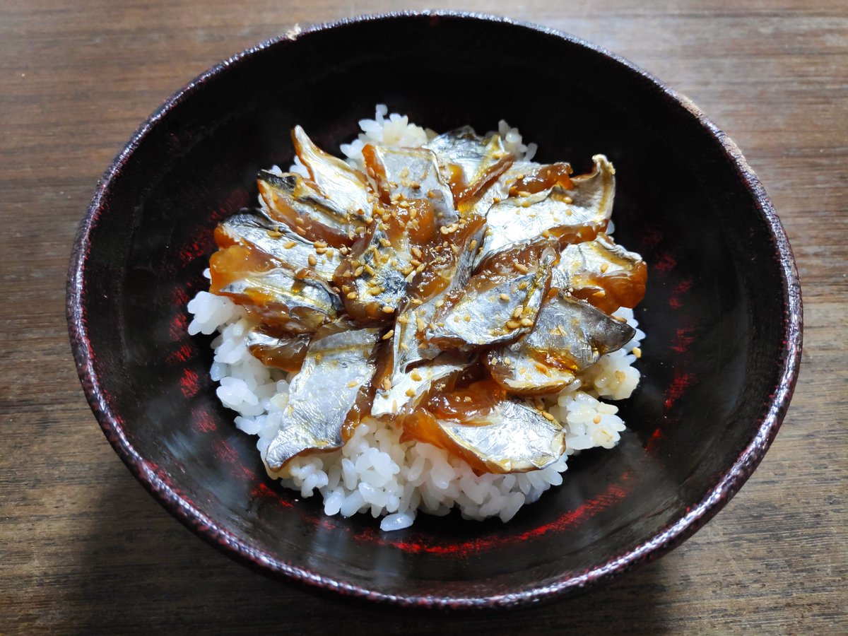 otouta's tweet photo. タチウオを使った丼。釣りたてをヅケにしたのと、3��におろして冷凍しといたのを使った蒲焼きと。どちらも最高でした。 https://t.co/ThIYEiQXaG