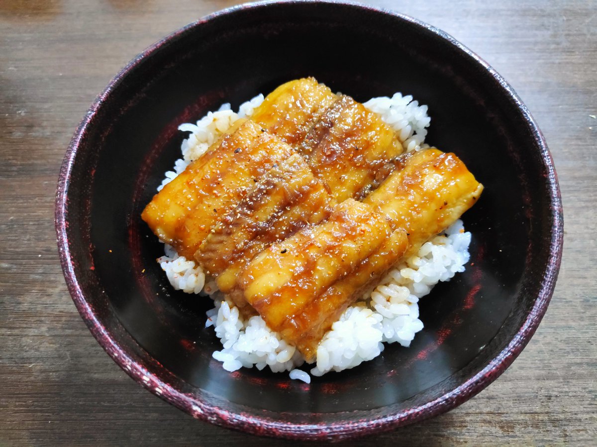 タチウオを使った丼。釣りたてをヅケにしたのと、3枚におろして冷凍しといたのを使った蒲焼きと。どちらも最高でした。
