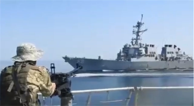 近日在波斯湾就发生了美军军舰试图劫持伊朗油轮的一幕，伊朗方面迅速地派出直升机和武装力量进行救援才逼退了美军。在伊朗公布现场的视频后，美国方面仍然试图狡辩，称美军只是近距离观察，没有试图劫持油轮，反而指责伊朗方面“破坏了商业上的自由航行”。什么叫无耻，视频都出来了，美国人还能理直气壮