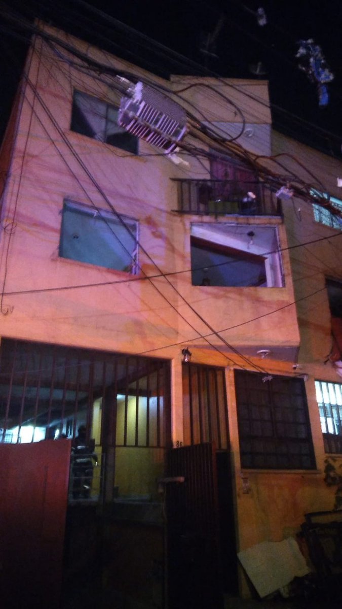 SGIRPC_CDMX's tweet photo. Cuerpos de emergencia reportaron un flamazo en Calz. Magdalena Mixhuca y Cucurpe, colonia Magdalena Mixhuca, @A_VCarranza, por acumulación de gas. Se evacuó la zona de manera preventiva. Dos personas son atendidas por paramédicos de la UGIRPC en el lugar. #TrabajandoJuntos https://t.co/U1LJdVL1xD