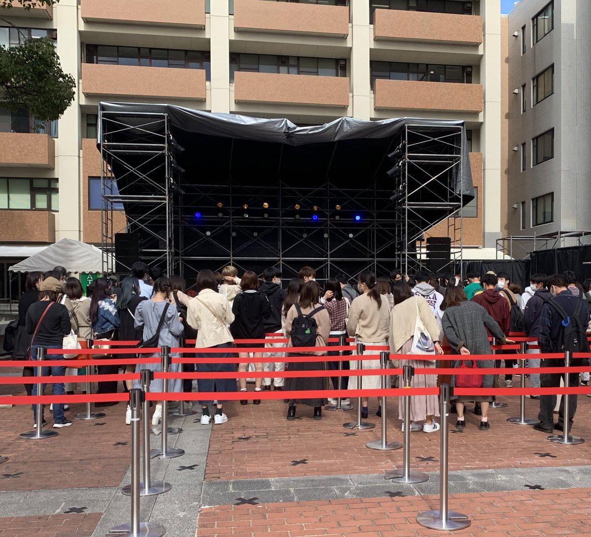 【まちかね祭】
ステージ奏ではバンド演奏やダンスが披露されています！