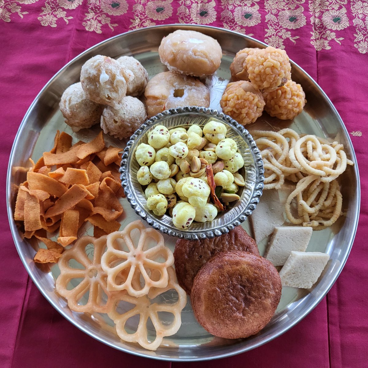 umamithun's tweet photo. Deepavali special #Deepavali #Diwali #Deepavali2021 #Diwali2021 #DeepavaliMenu #DiwaliMenu  Happy Deepavali 💐 https://t.co/DhWY6cBpkM