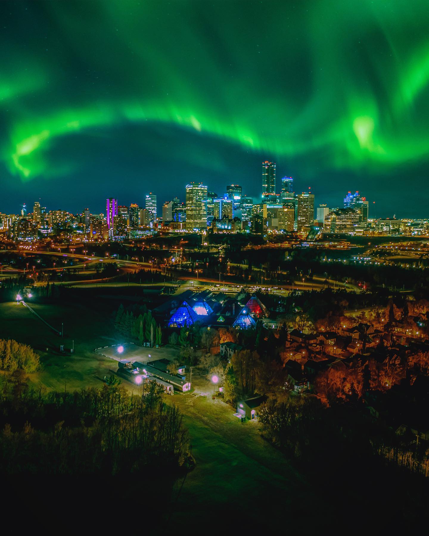 カナダ観光局 エドモントンの都市上空に現れたオーロラ 滅多に見られないビル夜景とオーロラの共演です Atthelookout T Co Mtwbj32rw8 Twitter