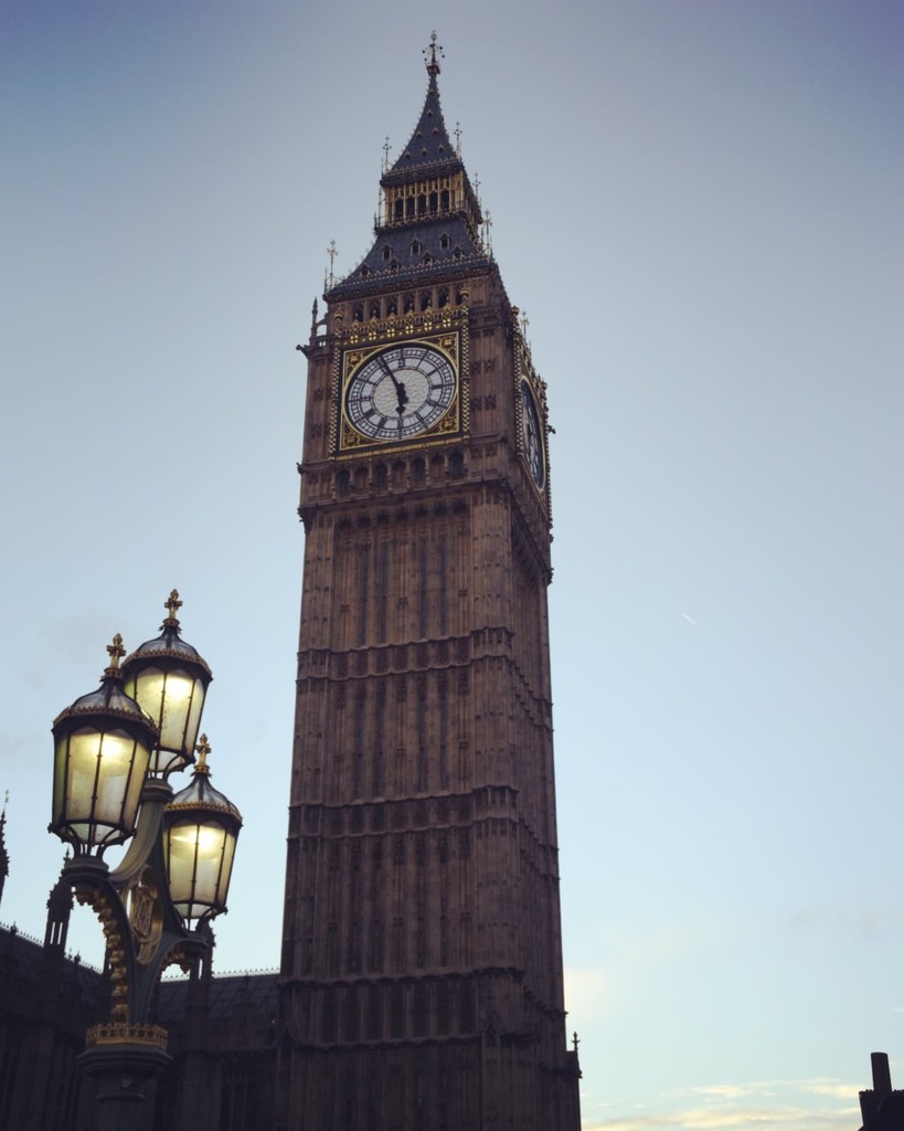 CurioGastro's tweet photo. Algún día la volveremos a ver en su máximo esplendor ♥️🇬🇧👑 #BigBen #tbt
#London #lhrviebudprgams
#2016trip #londoncalling https://t.co/lucOq2uoQD https://t.co/F5mbd02Al6