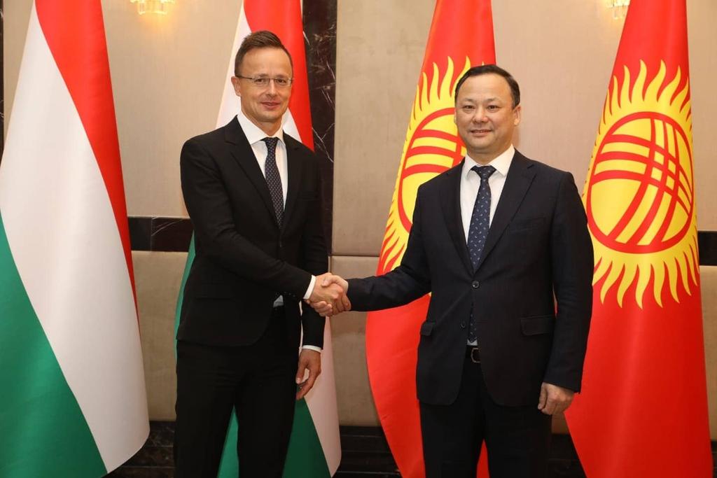 MFA_Kyrgyzstan's tweet photo. 🇰🇬🇭🇺 5 ноября по приглашению Министра иностранных дел, внешней торговли и инвестиций КР @Kazakbaev_R прибыл с визитом Министр внешнеэкономических связей и иностранных дел Венгрии Петер Сийярто для участия в Первом Экономическом Форуме ЕС-ЦА. 
#КыргызстанВенгрия #EUCA21 #EU4C https://t.co/vkcD0xvQJB