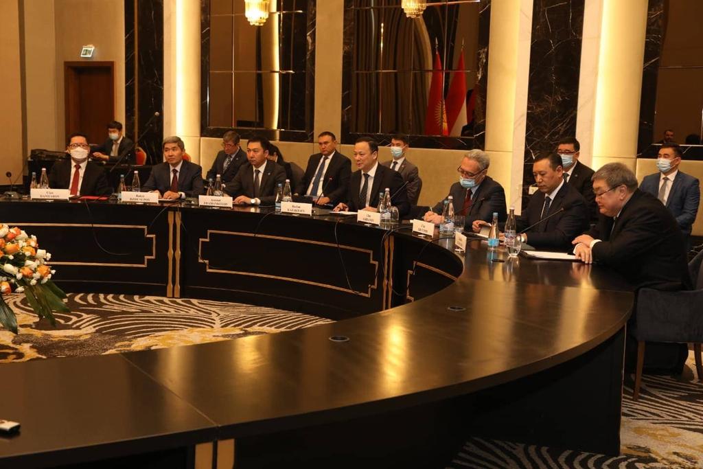 MFA_Kyrgyzstan's tweet photo. 🇰🇬🇭🇺 5 ноября по приглашению Министра иностранных дел, внешней торговли и инвестиций КР @Kazakbaev_R прибыл с визитом Министр внешнеэкономических связей и иностранных дел Венгрии Петер Сийярто для участия в Первом Экономическом Форуме ЕС-ЦА. 
#КыргызстанВенгрия #EUCA21 #EU4C https://t.co/vkcD0xvQJB