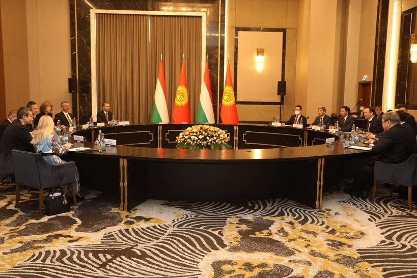 MFA_Kyrgyzstan's tweet photo. 🇰🇬🇭🇺 5 ноября по приглашению Министра иностранных дел, внешней торговли и инвестиций КР @Kazakbaev_R прибыл с визитом Министр внешнеэкономических связей и иностранных дел Венгрии Петер Сийярто для участия в Первом Экономическом Форуме ЕС-ЦА. 
#КыргызстанВенгрия #EUCA21 #EU4C https://t.co/vkcD0xvQJB