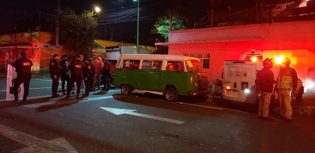 BookerCDMX's tweet photo. ⚠️Explosión⚠️
Explosión sobre Cucurpe casi esq Roa Barcenas dos personas resultan lesionadas trasladadas a hospital cercano.
@Soymemomartinez @DuqueMemo @ahoramasoficial @alertasurbanas @87punto3 @vkapao13 @p3drohz45 https://t.co/oXgVbevTRX
