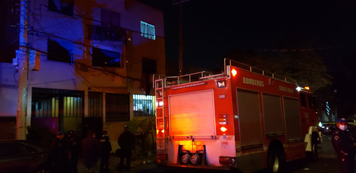 BookerCDMX's tweet photo. ⚠️Explosión⚠️
Explosión sobre Cucurpe casi esq Roa Barcenas dos personas resultan lesionadas trasladadas a hospital cercano.
@Soymemomartinez @DuqueMemo @ahoramasoficial @alertasurbanas @87punto3 @vkapao13 @p3drohz45 https://t.co/oXgVbevTRX