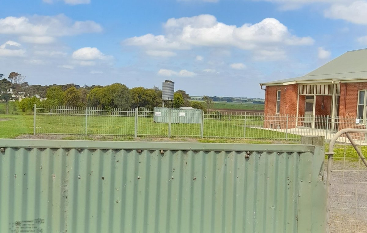 Does anyone else stop by a country hall to take a call 
& get distracted by a new snail hunting ground?

Yep. Thought not.
🤣🤣🤣🤣
#dailylandcare 🐌🦆