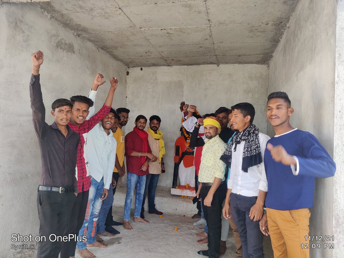 AlawaNitesh's tweet photo. आज से भगवान बिरसा मुंडा जयंती समारोह की शुरुआत हुई-
पहला कार्यक्रम आज-पुनासा(खंडवा में)
बतौर अतिथि शामिल हुए.
रास्तेभर में कही जगह स्वागत, सत्कार किया वही जननायक टंट्या भील की चंतक8मूर्ति के दर्शन किये। #CMMP #jitupatwari @ravishndtv @vikramadada @OfficeOfKNath @KannojMahendra https://t.co/3f8wBeQT7R