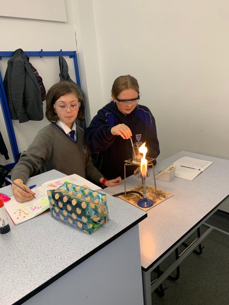 DeaneryScience's tweet image. 7a/Sc4 have been investigating changes of state with Miss Derbyshire 🧊💧☁️ @deaneryhigh