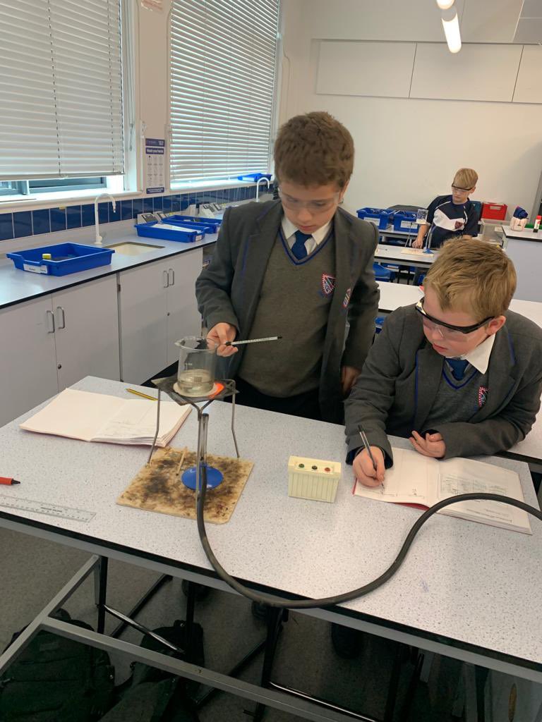DeaneryScience's tweet image. 7a/Sc4 have been investigating changes of state with Miss Derbyshire 🧊💧☁️ @deaneryhigh