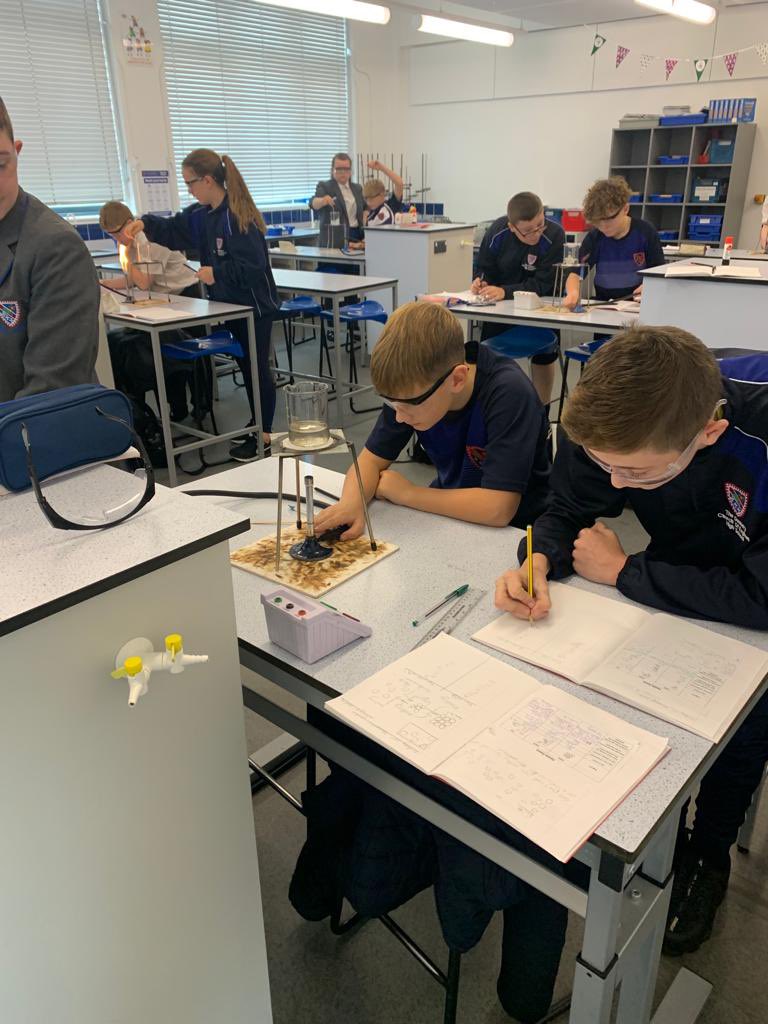 DeaneryScience's tweet image. 7a/Sc4 have been investigating changes of state with Miss Derbyshire 🧊💧☁️ @deaneryhigh