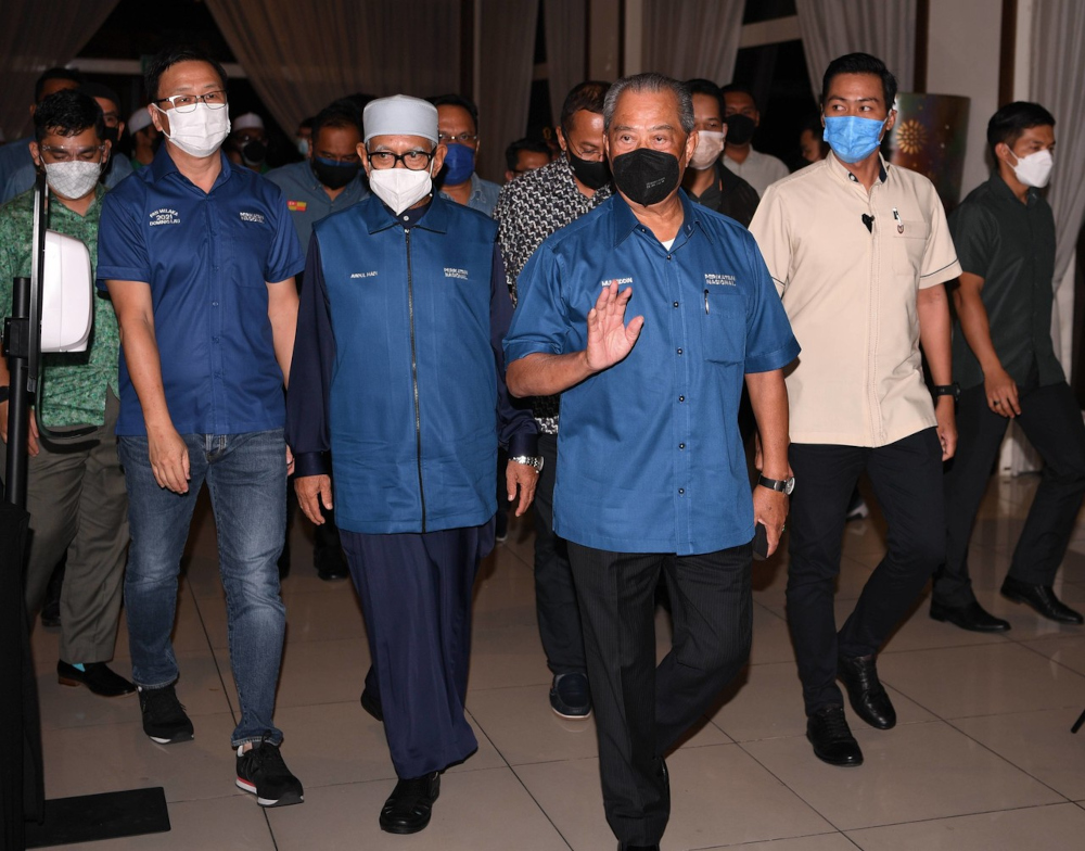 RajaMohdShahrim's tweet photo. Terus terang aku tulis ni, walaupun aku benci PAS, tapi rasa sayu dan sedih bila melihat Presiden PAS yang uzur gagahkan diri ikut saja bontot Mahiaddin Yassin yang pernah keluarkan kenyataan PAS PARTI AJARAN SESAT... https://t.co/Jp4f0jmcfv