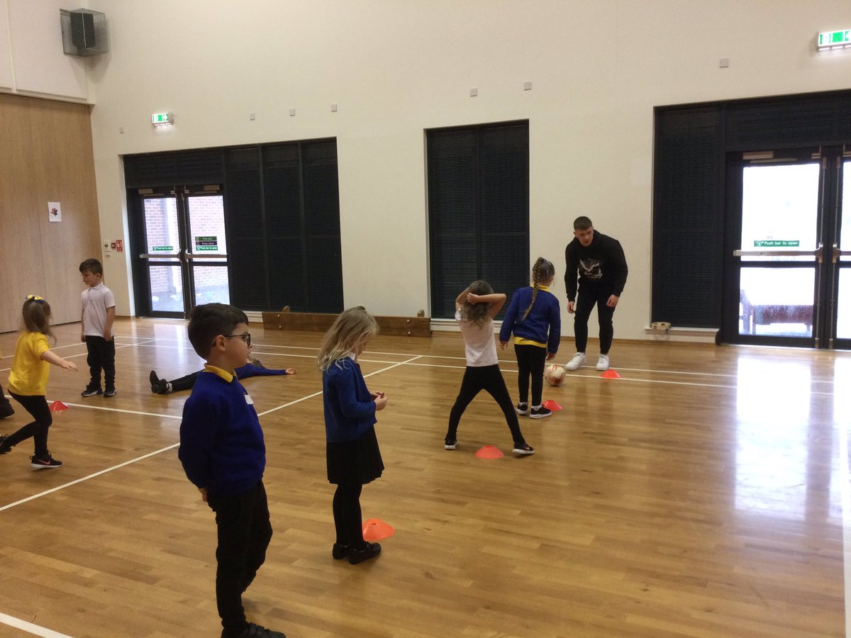 stmargaretsp1_2's tweet photo. P1 enjoyed fun and fitness and learning football skills with
#StModan’sSport’s Leaders @GraceRobertsg https://t.co/gAAAy8z3dT